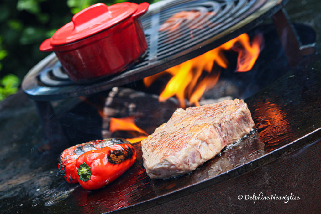 Cuisson des poivrons et de la noix d'entrecôte Angus au brasero plancha