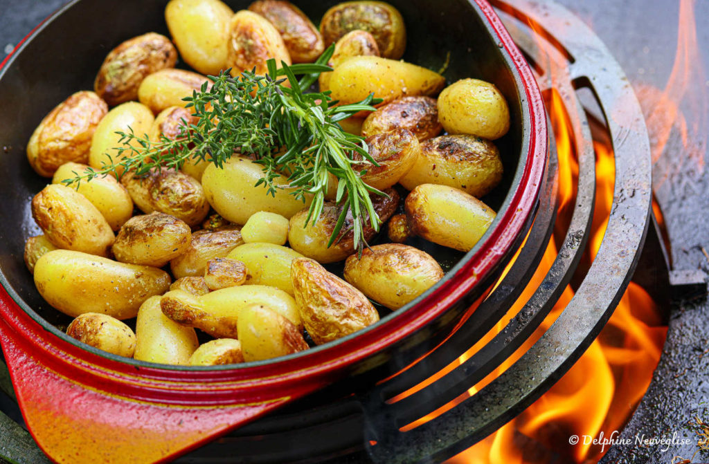 pommes de terre dans une cocotte en fonte au barbecue