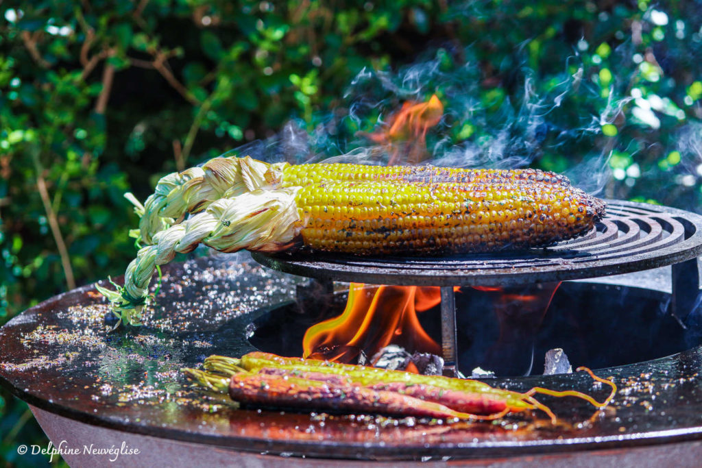 épis de maïs et carottes grillés au brasero plancha