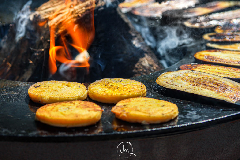 Préparation des aubergines, panisse grillées 