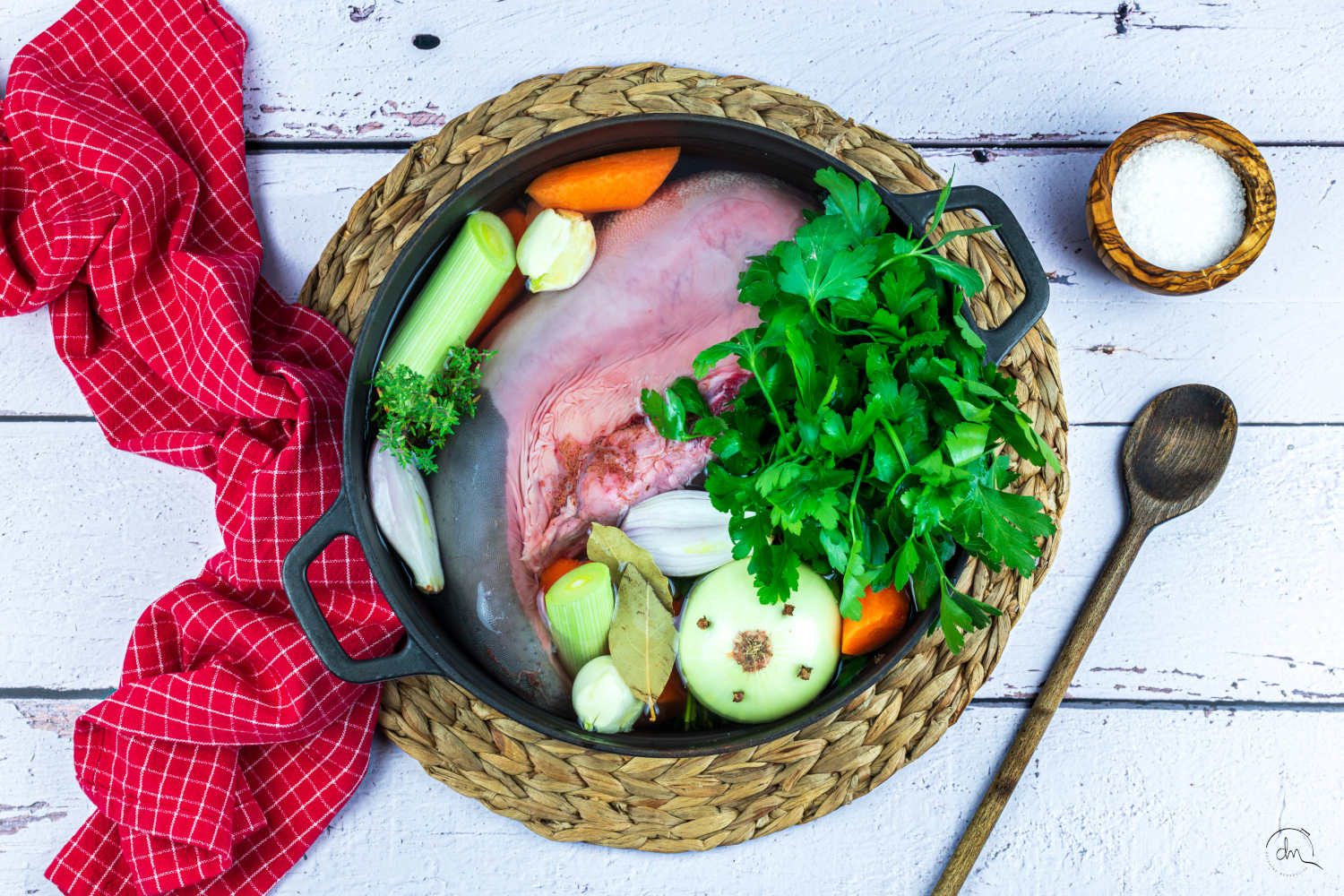 Langue de boeuf avec ingrédients avant cuisson